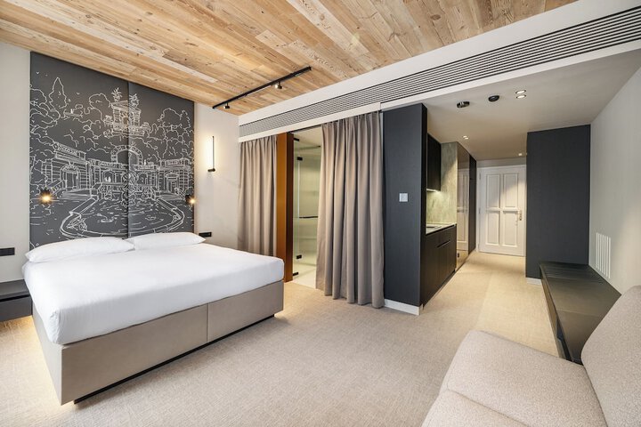 Room 15 of 25