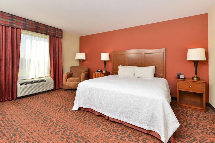 1 King Bed (4 of 18)