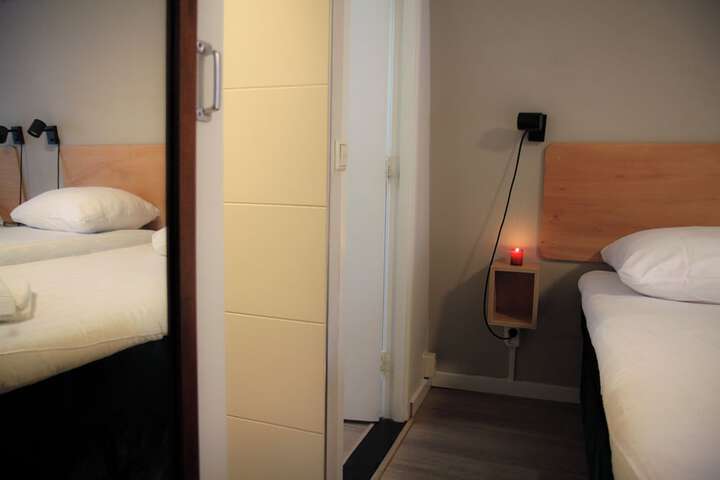 Room 93 of 132