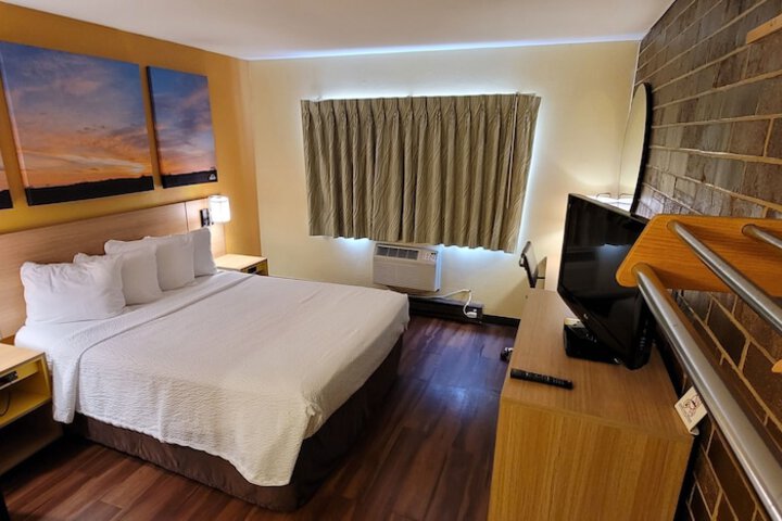 1 Queen Bed (8 of 15)