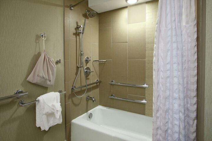 2 Double Beds Mobility Hearing Accessible Bathtub (3 of 3)