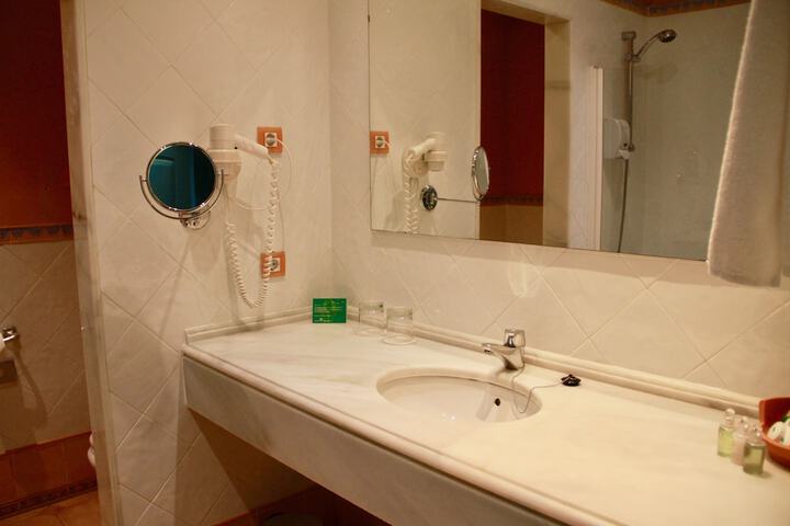 Room 23 of 83