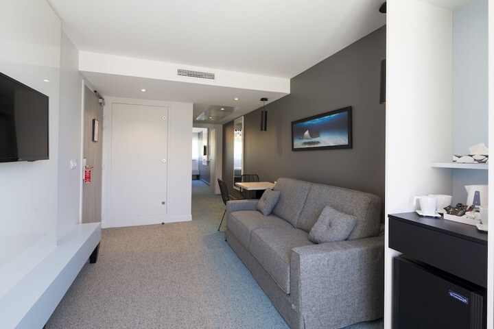 Room 13 of 36