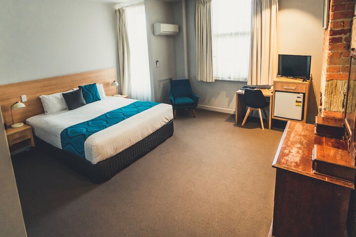 Room 5 of 76
