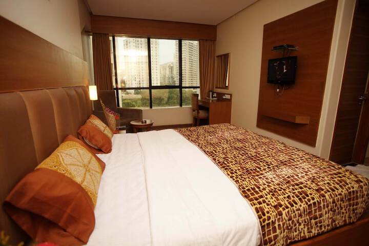 Room 8 of 33