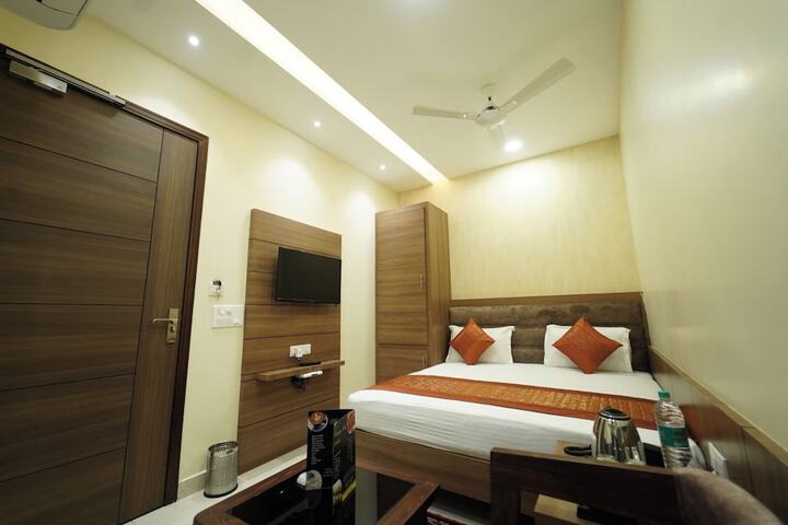 Room 9 of 36