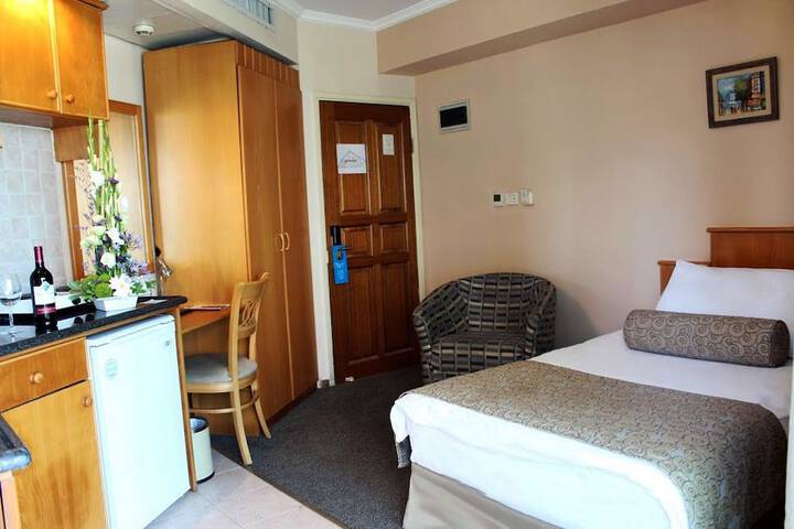 Room 8 of 86
