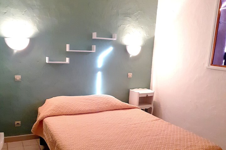 Room 27 of 87