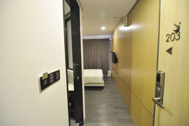 Room 10 of 28