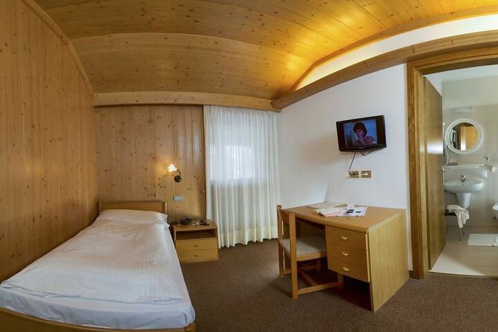 Room 4 of 24