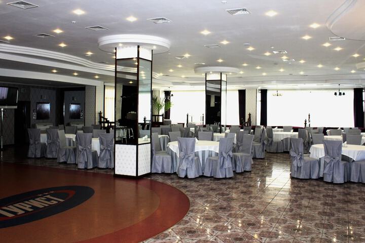 Dining 70 of 77