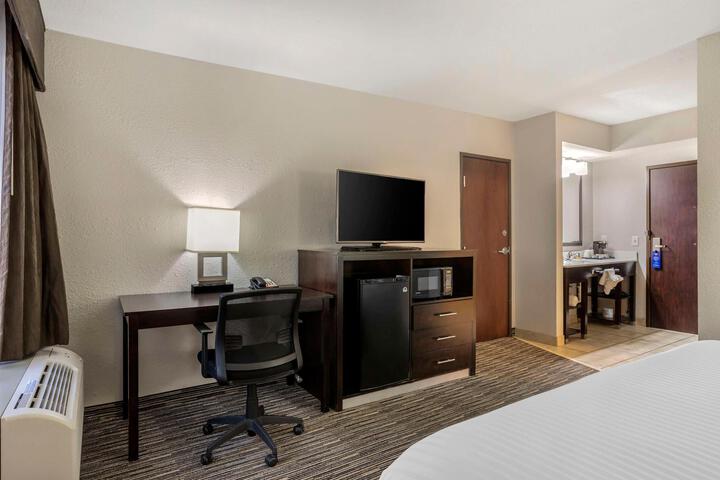1 King Bed Microwave and Refrigerator WiFi Full Breakfast (14 of 22)