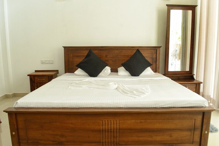 Room 2 of 10