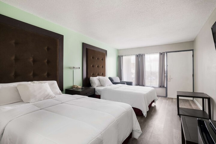 2 Double Beds (8 of 11)
