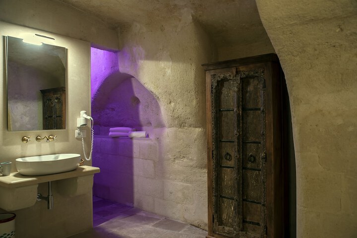 Room 6 of 150