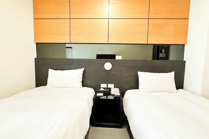 Room 27 of 65