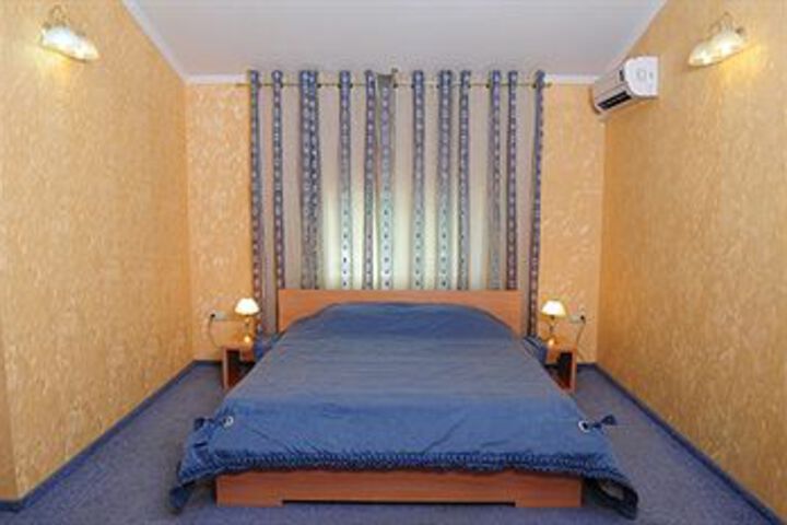 Room 10 of 38