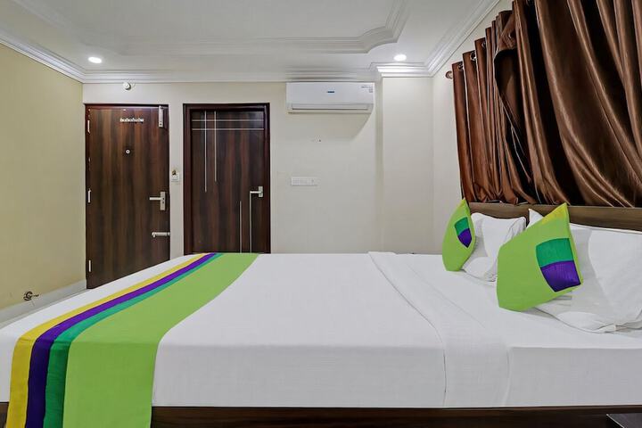 Room 9 of 16