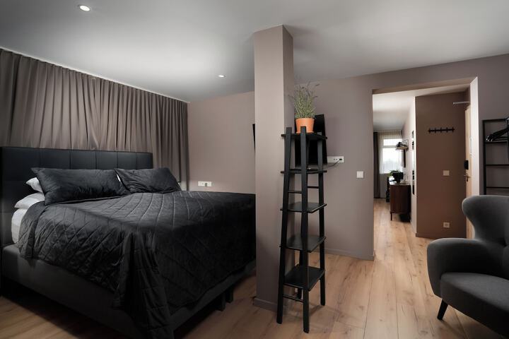Room 12 of 80