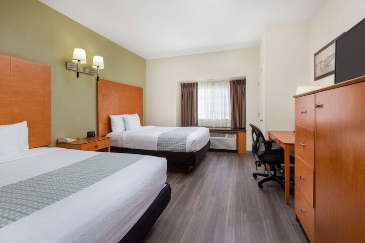 1 Queen Bed (6 of 7)