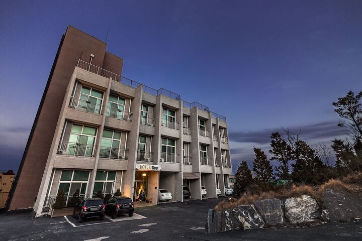 Hotel 5 of 77