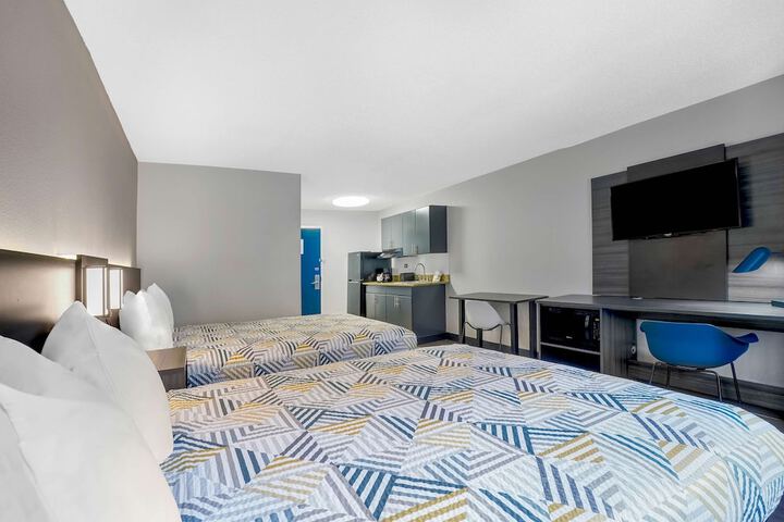 1 Queen Bed Kitchen (11 of 20)