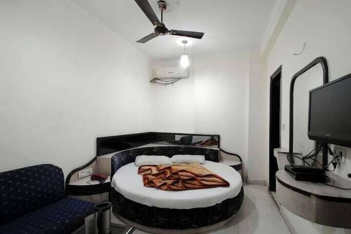 Room 8 of 11