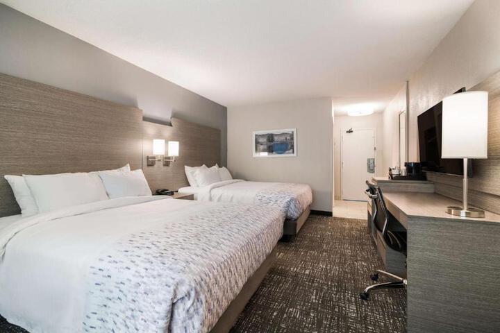 2 Queen Beds Pet Friendly Room Desk Microwave and Refrigerator Full Breakfast (13 of 16)