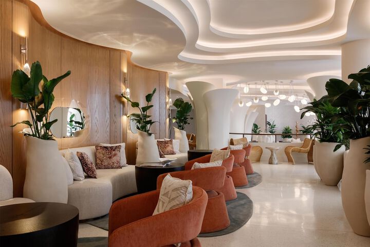 Lounge 193 of 235