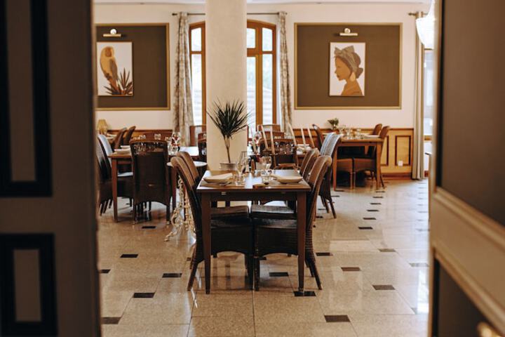 Dining 33 of 68
