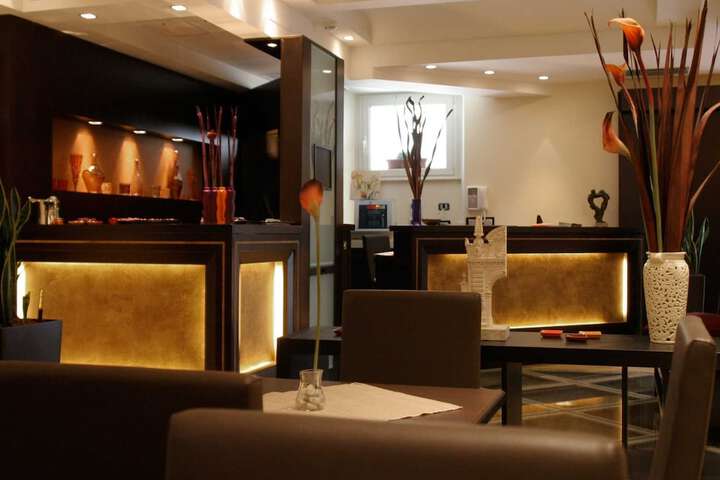 Lounge 44 of 51
