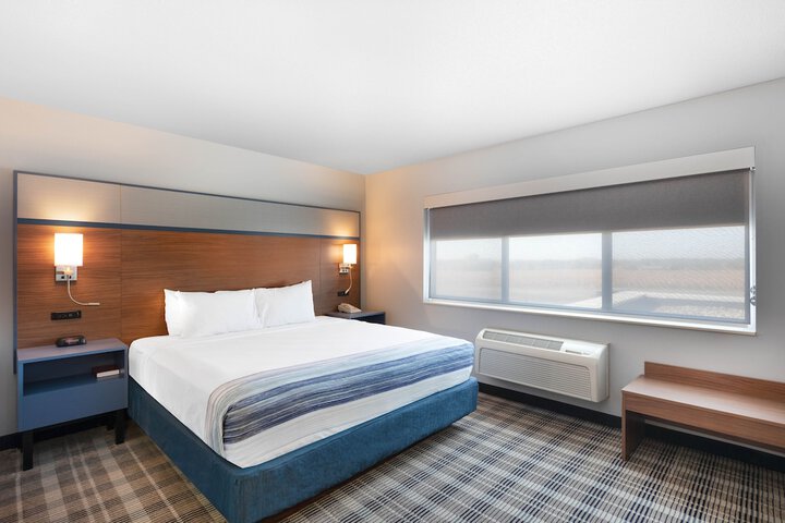 1 King Bed Deluxe Room (3 of 17)