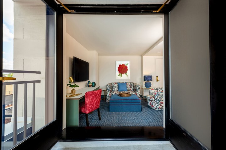 Deluxe King Bed (6 of 22)
