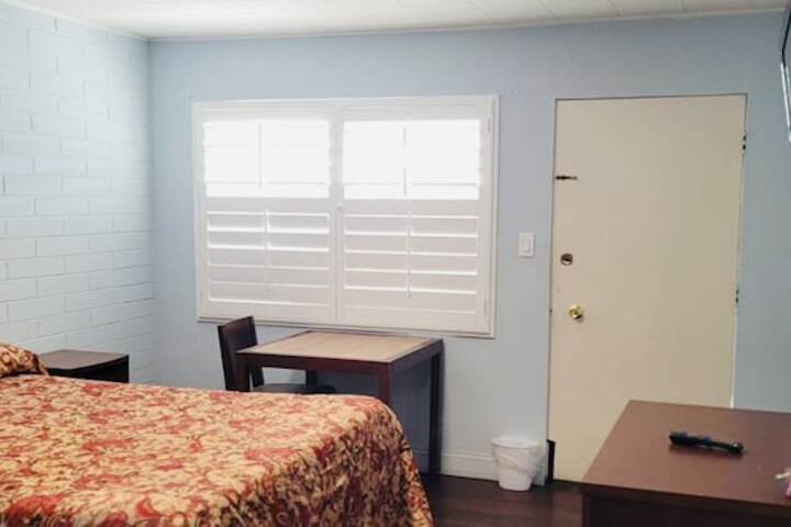 Room 5 of 12
