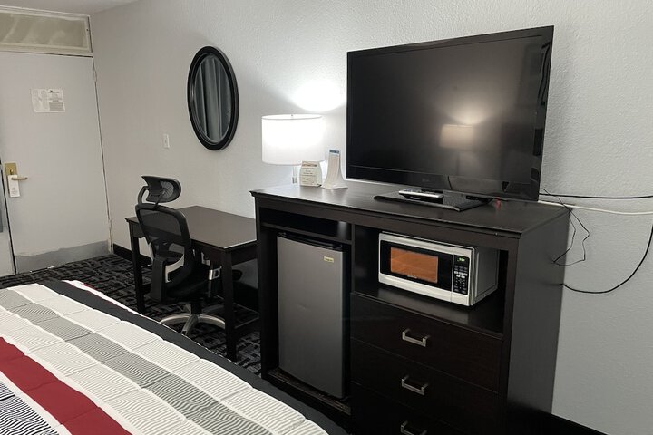 1 King Bed (5 of 5)