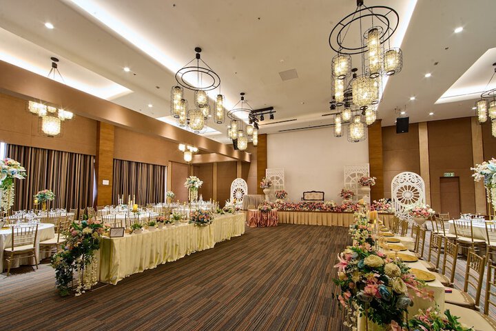Ballroom/Hall 28 of 32