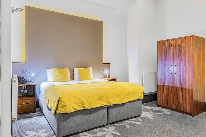 Room 27 of 106