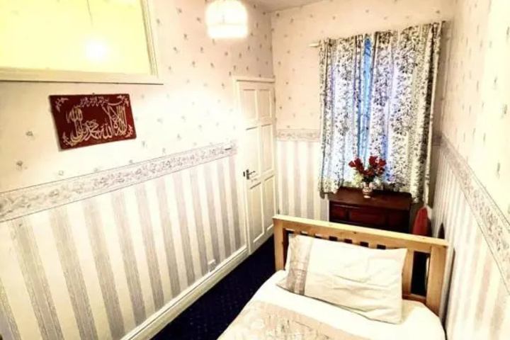 Room 5 of 9