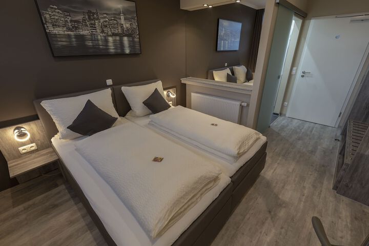 Room 12 of 33