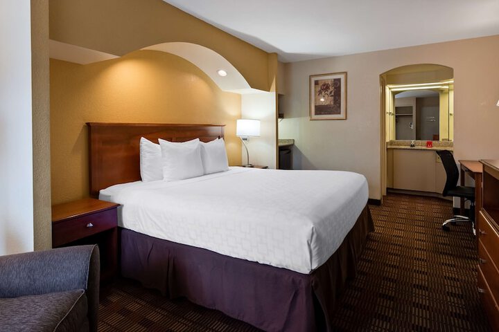 1 King Bed High Speed Internet Accessible Microwave, Refrigerator, Continental Breakfast (3 of 14)