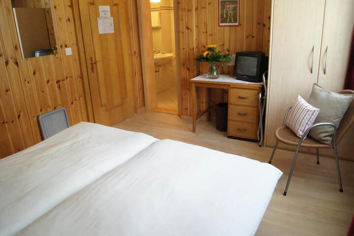 Room 16 of 65