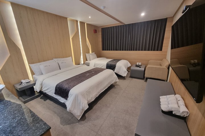 Room 5 of 14
