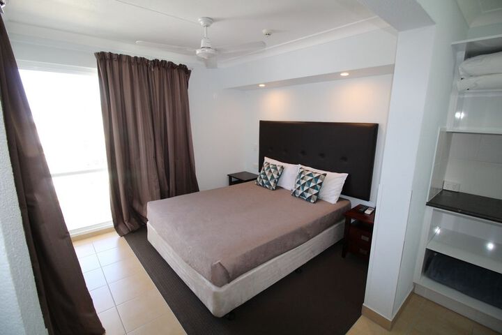 Room 6 of 28