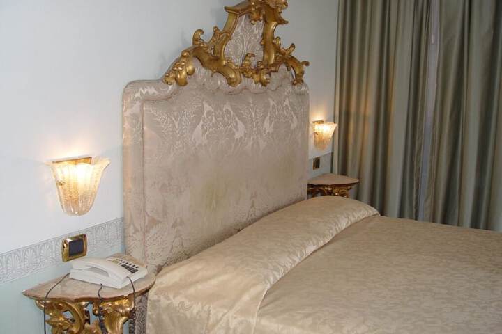 Room 11 of 22