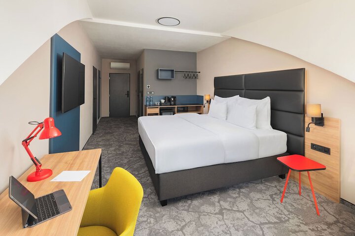 Room 13 of 48