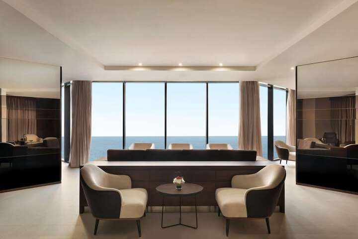 Lounge 50 of 65