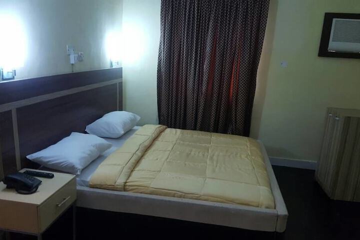 Room 4 of 33