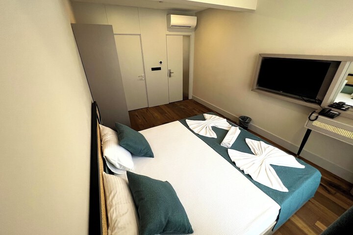 Room 13 of 25