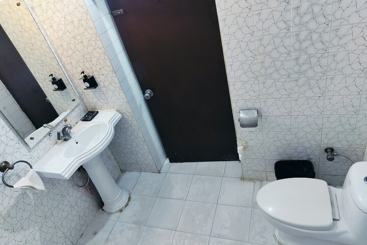 Room 17 of 38