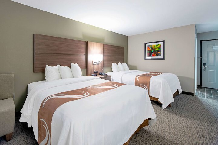 1 Queen Bed Accessible (6 of 10)